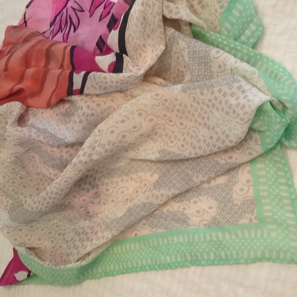 Gorgeous silk cotton mix square scarf with tassels - Picture 4 of 5